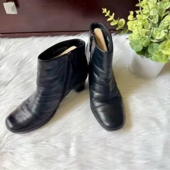 Clarks Artisan Mika Beth Ruched Black Leather Ankle Boots Size 7 - Picture 13 of 14